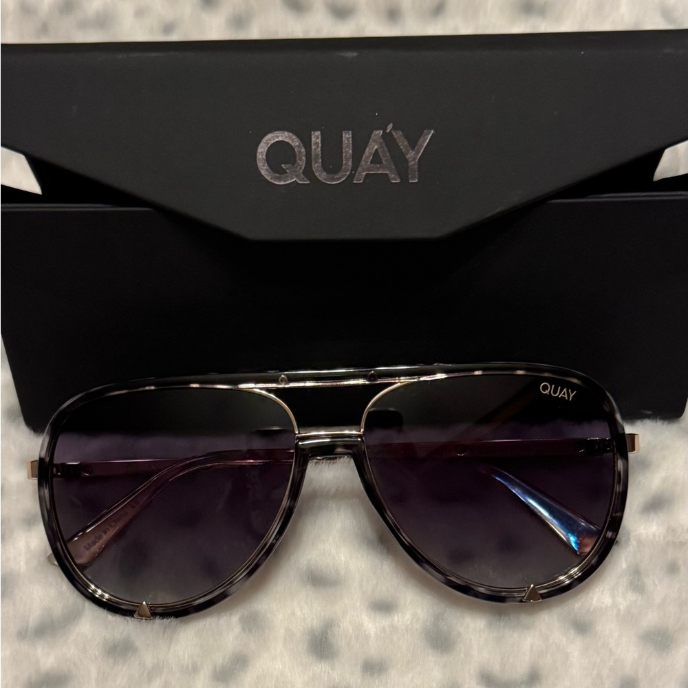 Excellent condition Quay High Profile polarized sunglasses!